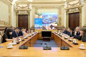 Vice Chairman of the Ho Chi Minh City People’s Committee, Nguyen Van Dung receives Mr. Bogdanov Evgenii Vladimirovich, First Deputy Governor of the Novgorod Region of Russia on June 26. (Photo: SGGP)