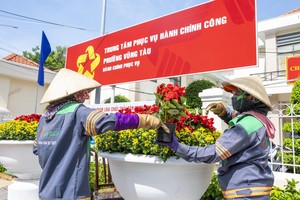 Employees of Vung Tau Urban Greenery and Park Development Joint Stock Company beautify streets in Vung Tau City ahead of the ceremony to officially announce central and local government resolutions and decisions on the merger of provincial- and commune-level administrative units. (Photo: SGGP)