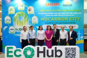 Deputy Minister of Industry and Trade Phan Thi Thang (3rd,L), Deputy Head of the Propaganda and Mass Mobilization Commission of the Ho Chi Minh City Party Committee Tang Huu Phong (2nd, L), and the Editorial Board of Sai Gon Giai Phong (SGGP) Newspaper at the Green Trade Forum 2025 (Photo: SGGP) 