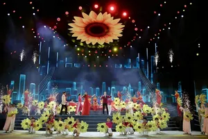 Meritorious Artists Khanh Ngoc and Dao Mac sing a song featuring an aspiration for power. (Photo: SGGP)