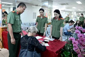 Colonel Nguyen Ba Tuan, Deputy Director of the Immigration Department, directly inspects the issuance of level-2 electronic identification (e-ID) accounts for foreign residents.