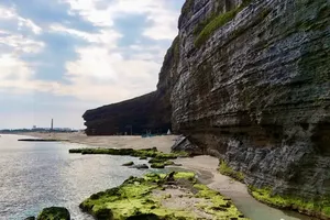 Hang Cau volcanic sedimentary cliff (Photo: SGGP)