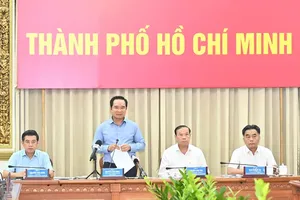Chairman of the Ho Chi Minh City People’s Committee, Nguyen Van Duoc, speaks at the meeting.