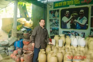 Artisan Dang Van Trinh, 60, in Binh Son Commune, is the sole keeper of the traditional heritage of My Thien pottery. (Photo: SGGP)