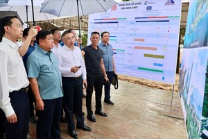 Deputy Prime Minister Nguyen Chi Dung Inspects APEC Conference Center Project site. (Photo: SGGP) 