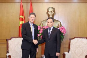 Chairman of the Party Central Committee’s Commission for Policies and Strategies Tran Luu Quang (right) meets with President of AES Vietnam Oliver Marquette on July 9, 2025. (Photo: VNA)