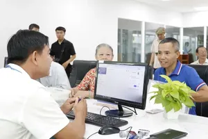 A civil servant at the Xuan Hoa Ward Public Administrative Service Center in Ho Chi Minh City processes administrative procedure applications for local residents via the national public service portal. (Photo: SGGP) 