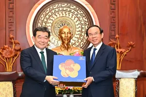 Secretary of the Ho Chi Minh City Party Committee Nguyen Van Nen (R) offers a gift to Consul General of the Republic of Korea in the city, Shin Chong II, on July 9. (Photo: SGGP)