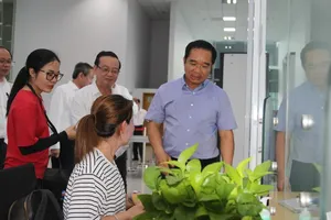 Chairman of the Ho Chi Minh City People’s Committee Nguyen Van Duoc meet with business representatives to gather feedback on their experience with administrative procedures at the former Binh Duong Provincial Public Administration Center. (Photo: SGGP)