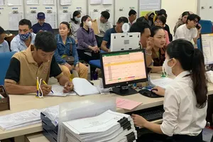 Civil servants at the Phu Quoc Special Zone’s Public Administration Service Center assist citizens with administrative procedures. (Photo: SGGP)