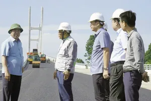 Minister of Construction Tran Hong Minh (L) inspects the Rach Mieu Bridge 2 project connecting the provinces of Dong Thap and Vinh Long in the Mekong Delta region on July 12. (Photo: SGGP)