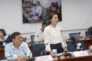 Deputy Director of the Ho Chi Minh City Department of Internal Affairs Nguyen Ngoc Hang speaks at the press conference provides updates on socio-economic issues in Ho Chi Minh City on July 17. (Photo: SGGP)