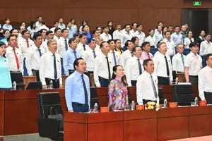 The delegates observe the flag salute ceremony. (Photo: SGGP)