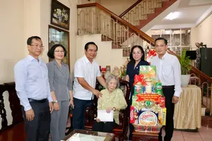 Chairman of the Ho Chi Minh City People’s Committee Nguyen Van Duoc (3rd, L), visit Mrs. Pham Thi Chinh. (Photo: SGGP)