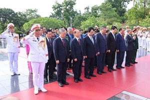 Party and State leaders commemorate war heroes and martyrs at the monument on Bac Son street on July 24, 2025. (Photo: VNA)