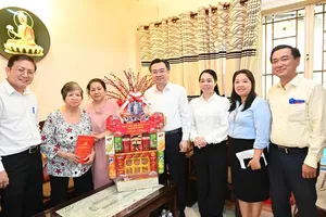 Standing Vice Secretary of the Ho Chi Minh City Party Committee, Nguyen Thanh Nghi, visits Vietnamese Heroic Mother Nguyen Thi Be. (Photo: SGGP)