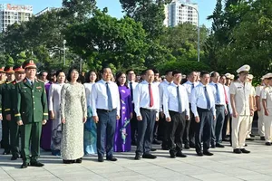 A delegation of Ho Chi Minh City’s leaders and officials led by Chairman of the HCMC People’s Committee Nguyen Van Duoc offers incense and flowers to pay tribute to heroic martyrs and Vietnamese Heroic Mothers at HCMC Martyrs' Cemetery. (Photo: SGGP)