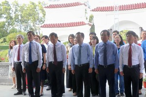HCMC's leaders and officials attend the incense-offering ceremony. (Photo: SGGP)