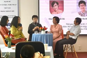 Poets Le Thieu Nhon, Khanh Chi, and Ra Heeduk, along with translator Hien Nguyen (from right to left), take part in the 2025 Vietnam–Korea Literary Exchange Program. (Photo: SGGP)