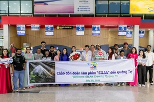 A delegation from the provincial Department of Culture, Sports and Tourism welcomes the Bollywood film crew (Photo: SGGP)