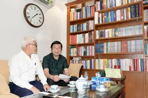 Head of the Ho Chi Minh City National Assembly (NA) Delegation, Nguyen Van Loi (L), visits ormer State President Truong Tan Sang. (Photo: SGGP)