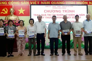 SGGP Newspaper presents gifts in tribute to families of revolutionary contributors in Hanh Thong Ward on July 29. (Photo: SGGP)