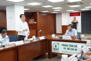 Deputy Director of the Ho Chi Minh City Department of Internal Affairs, Nguyen Tan Phong, speaks at the meeting. (Photo: SGGP)