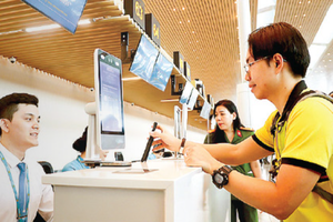 Passengers complete online check-in and biometric verification at Tan Son Nhat Airport's Terminal 3. (Photo: SGGP)
