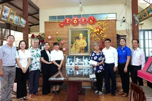 Head of the Propaganda and Mass Mobilization Commission of the Ho Chi Minh City Party Committee Nguyen Manh Cuong (3rd, R ) and the city's officials visit Meritorious Artist Phi Yen. (Photo: SGGP)