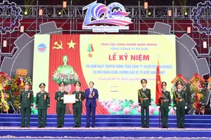 Vice Chairman of the National Assembly, Senior Lieutenant General Tran Quang Phuong (5th, L) presents the first-class Fatherland Defense Order to representatives of Ba Son Corporation. (Photo: SGGP)