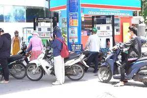 The maximum retail price of E5 RON92 petrol increases by VND207 to VND19,608 (US$0.75) per litre. (Photo: SGGP)