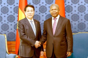 Vietnamese State President Luong Cuong (L) and Angolan President João Manuel Gonçalves Lourenço meet with the press to announce the outcomes of their talks. (Photo: SGGP)