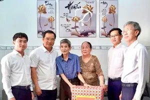 Chairman of the Ho Chi Minh City People’s Committee, Nguyen Van Duoc(2nd, L), visits and presents a gift to Mr. Nguyen Xuan Vien, a former political prisoner residing on Con Dao Island, on August 7. (Photo: SGGP)