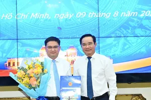 Chairman of the Ho Chi Minh City People’s Committee Nguyen Van Duoc (R) presents the Prime Minister’s decision approving the election of Head of the Propaganda and Mass Mobilization Commission of the Party Committee Nguyen Manh Cuong as Vice Chairman of the Ho Chi Minh City People’s Committee for the 2021–2026 term. (Photo: SGGP)