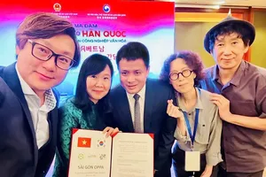 Producers of the film “Saigon Oppa” take a photo with Mr. Dang Tran Cuong, Director of the Vietnam Cinema Department (L) (Photo: SGGP)