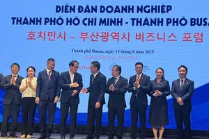 Leaders of Ho Chi Minh City and Busan pose for a commemorative photo at the forum. (Photo: SGGP)