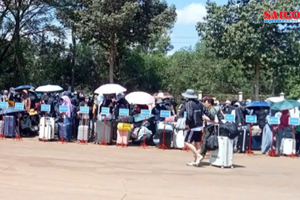 Cambodian authorities hand over 353 citizens, identified by Cambodia as illegal residents, to the Border Guard Station at Xa Mat International Border Gate in the southern province of Tay Ninh. 