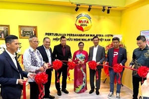 Delegates cut the ribbon to open the Malaysia – Vietnam Friendship Association (VMFA)'s Office in Kuala Lumpur. (Photo: VNA)