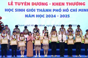 Vice Chairwoman of Ho Chi Minh City People's Committee Tran Thi Dieu Thuy (4th, L) and Director of the Ho Chi Minh City Department of Education and Training Nguyen Van Hieu (4th, R) present certificates of merit to students with outstanding achievements in the 2024-2025 academic year. (Photo: SGGP)