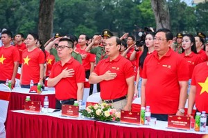 Many people clad in red shirts adorned with yellow starssimultaneously turned their attention to Ba Dinh Square in the capital to witness the flag-raising ceremony, sing the national anthem, and participate in local walking activities. (Photo: SGGP)