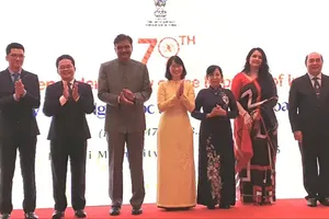 Leaders of Ho Chi Minh City, along with the Indian Consul General and his spouse, pose for a commemorative photo. (Photo: SGGP)