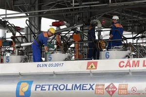 Workers refuel a storage tank at the Nha Be Oil Terminal in Ho Chi Minh City on August 15. (Photo: SGGP)