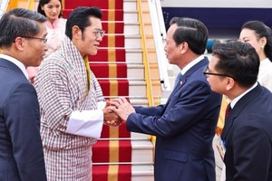 Bhutanese King Jigme Khesar Namgyel Wangchuck (second from left) is welcomed at the airport. (Photo: VNA)