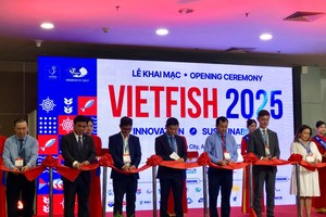 Delegates cut the ribbon to open the exhibition on August 20. (Photo: VNA)