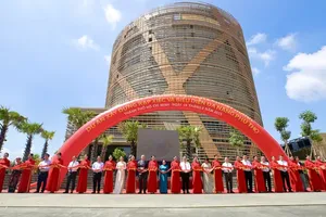 HCMC's leaders and delegates take part in the ribbon-cutting ceremony to officially inaugurate the Phu Tho Multi-Purpose Circus and Performance Theater. (Photo: SGGP)