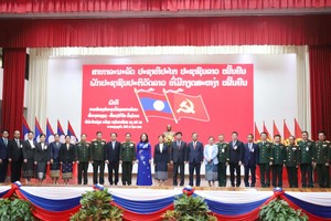 Vietnamese Vice President Vo Thi Anh Xuan and her Lao counterpart Pany Yathotou in a group photo with officials attending the ceremony. (Photo: VNA)