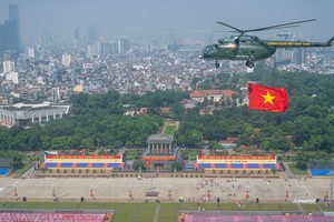 Helicopters roar over Ba Dinh Square during rehearsal for National Day parade