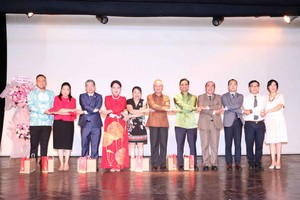 Consuls General of ASEAN countries, HCMC officials, and leaders of the HCMC Union of Friendship Organisations shake hands at the ceremony. (Photo: VNA)