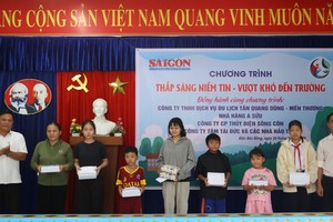 Sai Gon Giai Phong Newspaper presents gifts to orphaned students in Da Nang City on August 26. (Photo: SGGP)