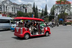 HCMC proposes recovery of operation of four-wheel electric vehicles for tourism. (Photo: SGGP)